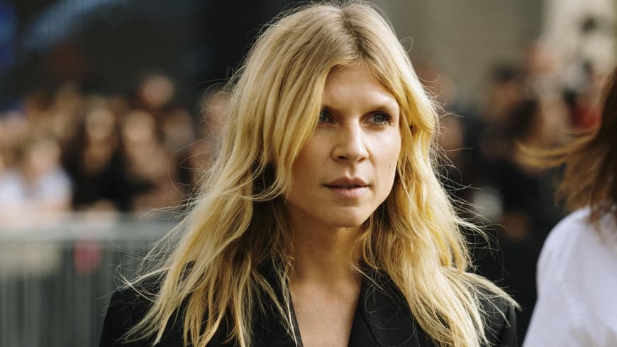 Frau auf Paris Fashion Week Streetstyle schwarzer Blazer blonde Haare