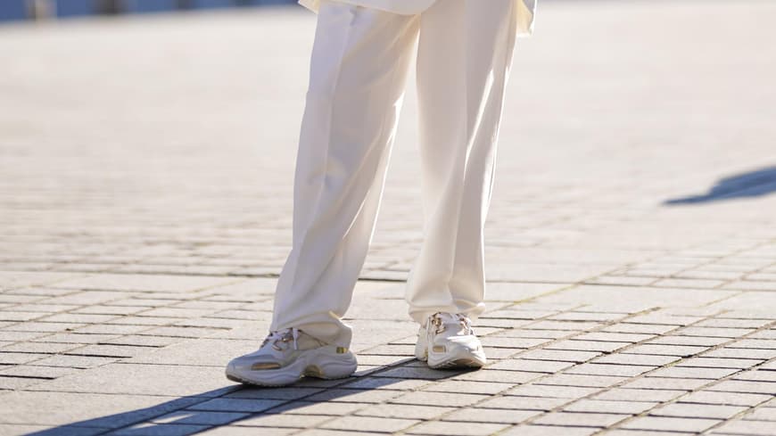 Frau trägt beige Sneaker