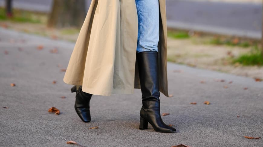 Frau trägt schwarze Stiefel