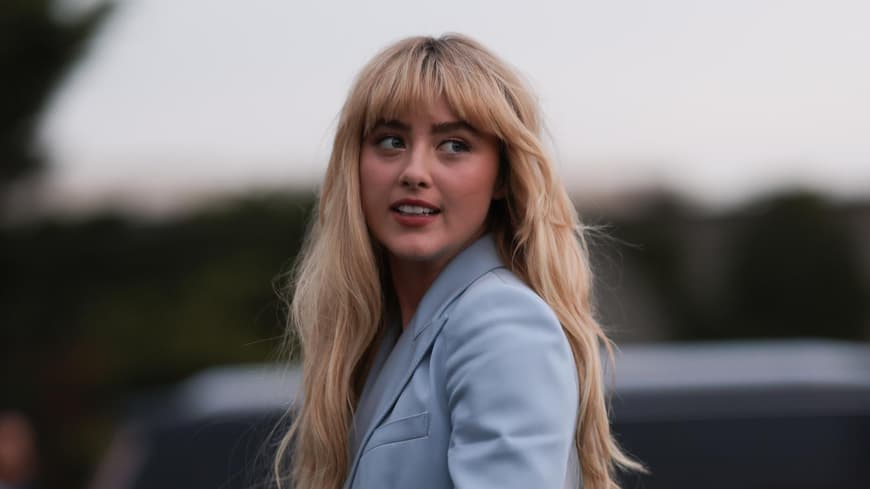 Frau mit Pony auf New York Fashion Week
