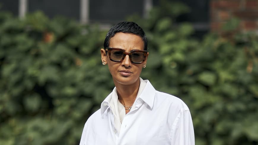 Mailand Fashion Week Streetstyle Frau trägt kurze schwarze Haare und angesagten Look