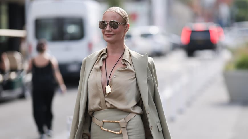 Frau in monochromem Beige-Look