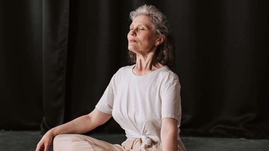 Frau meditiert auf einer Yogamatte