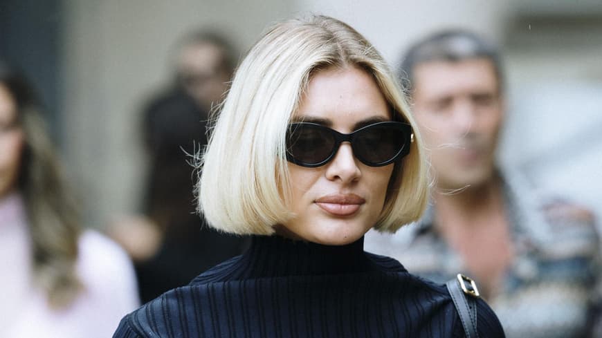Frau mit blondem Bob
