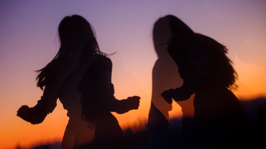 Silhouette von zwei Frauen in der Dämmerung