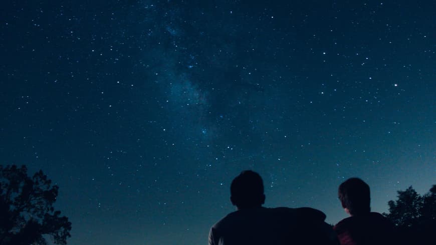 Personen vor Sternenhimmel