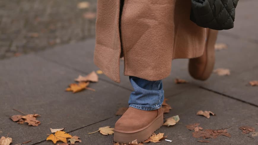Frau mit UGG Boots und Mantel