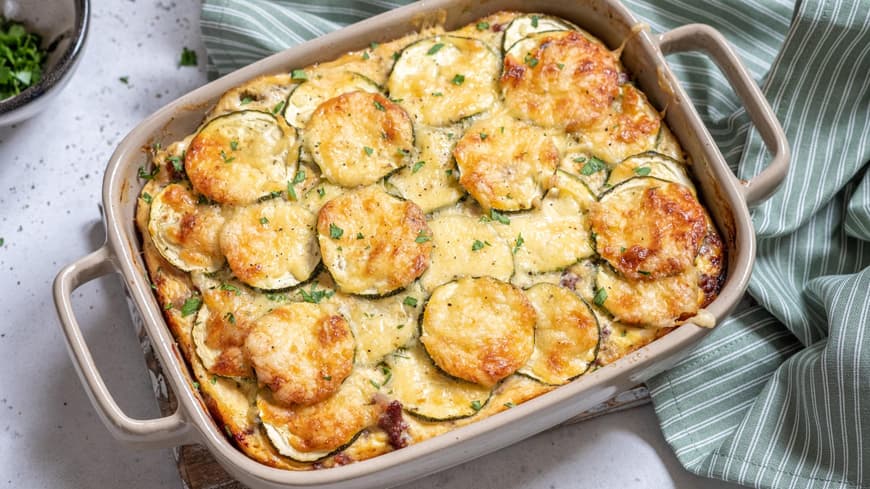 Zucchini-Auflauf auf dem Tisch