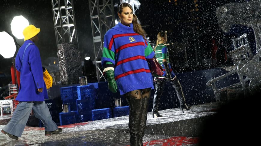 Ashley Graham mit Stiefeln