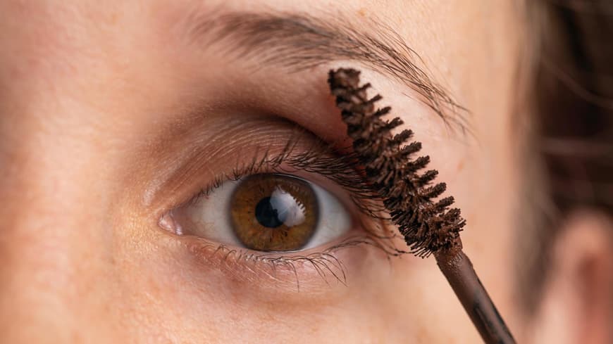 Mascara-Bürste am Auge