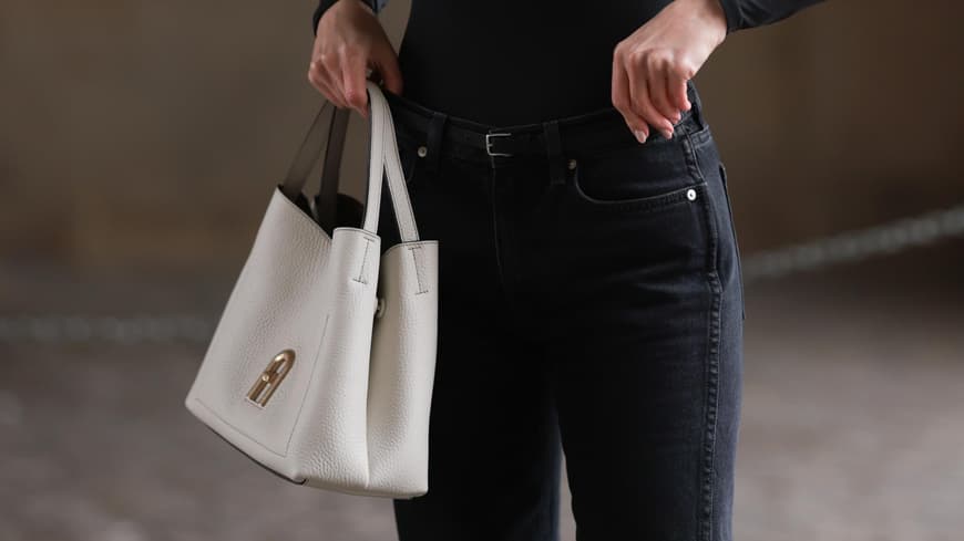 Frau mir beiger Tasche 