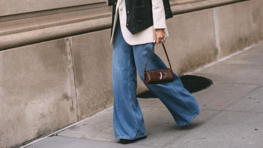 Frau im weiter Jeanshose