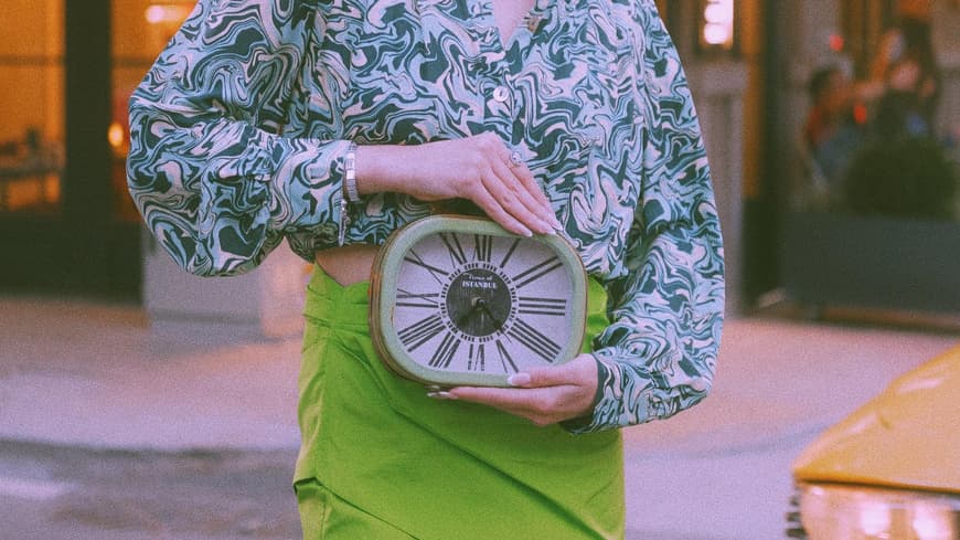 Frau mit Uhr