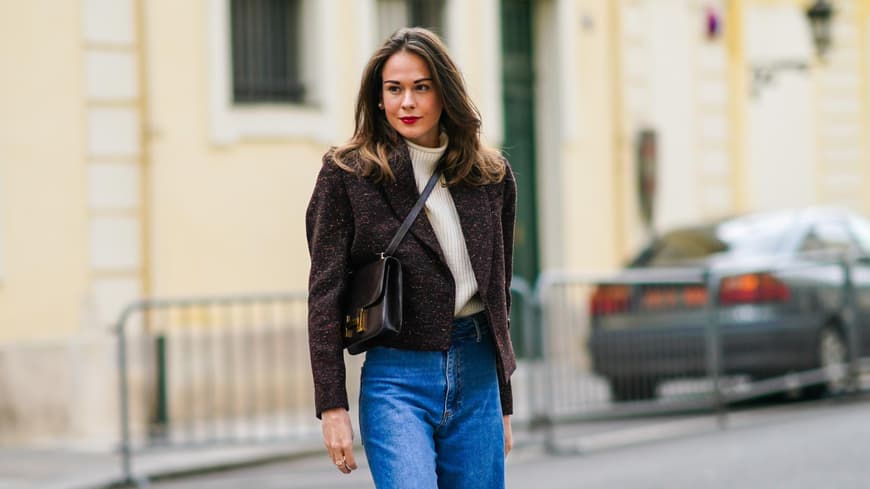 Frau trägt kurze Herbstjacke