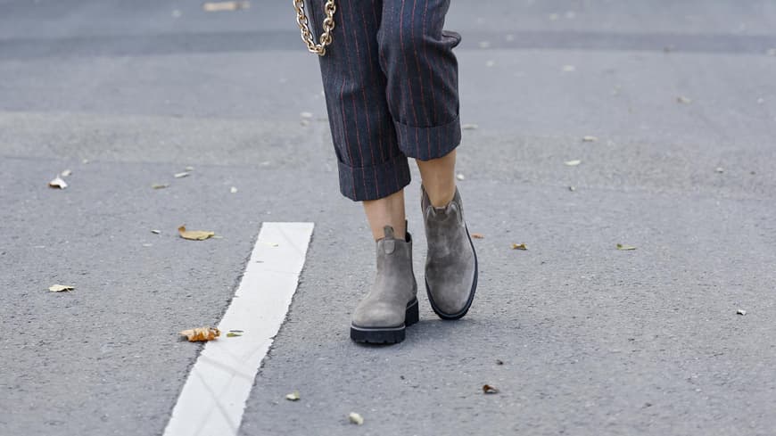 Frauke Ludowig trägt graue Wildlederstiefel