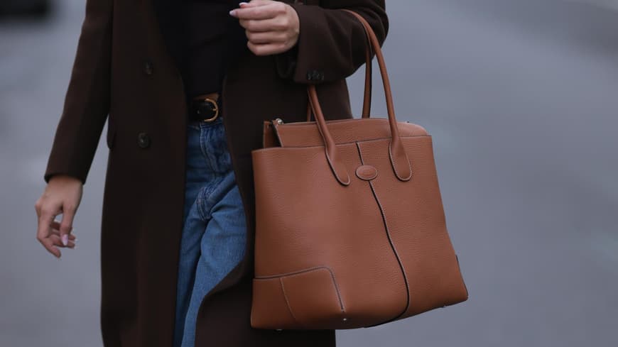 Frau trägt braune Tasche