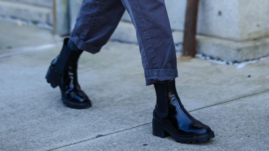 Frau trägt Chelsea Boots