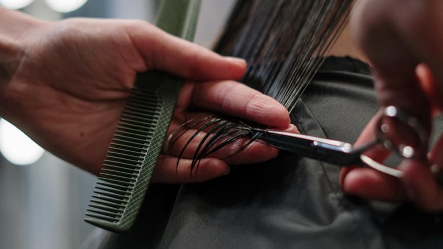 Haare werden geschnitten