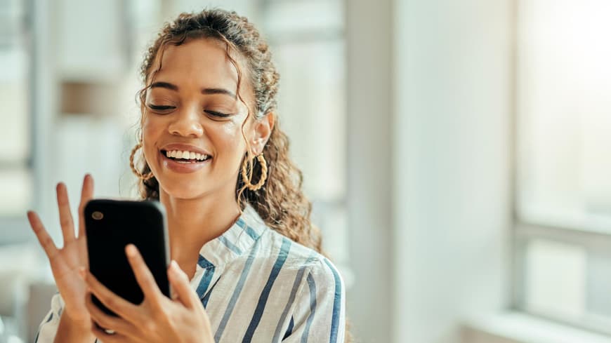Frau hält Handy in der Hand
