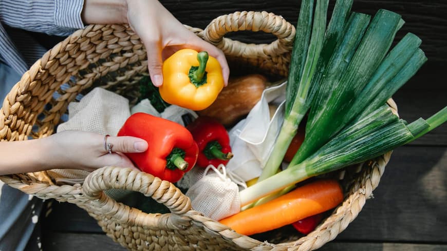 Korb mit verschiedenen Gemüsesorten: Paprika, Lauch, Karotten