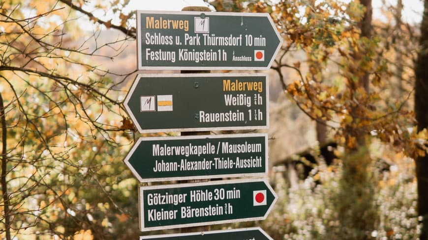 Schild im Wald in herbstlichen Farben