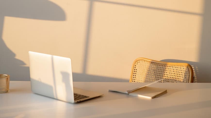Laptop und Notizheft 