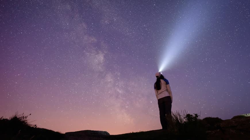 Frau vor Sternenhimmel