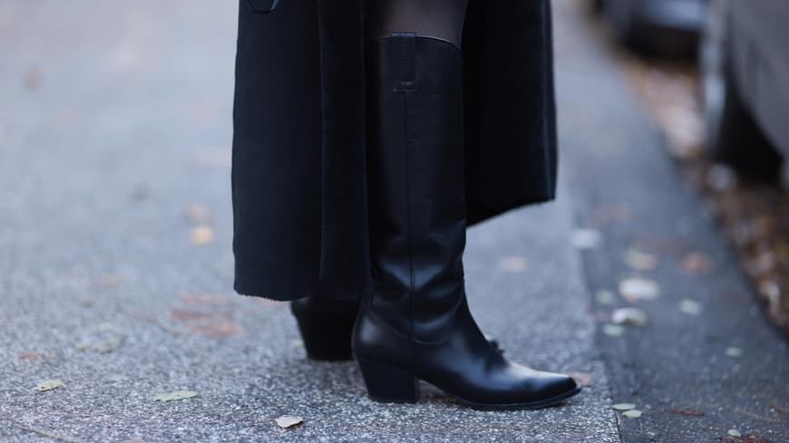 Britta Becker trägt schwarze Cowboy Stiefel mit Absatz auf Leder Streetstyle