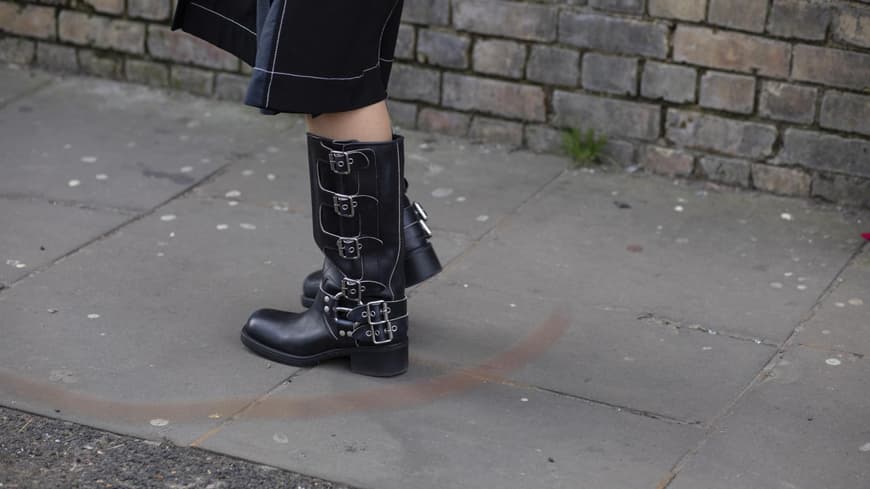Frau in schwarzen Biker Boots