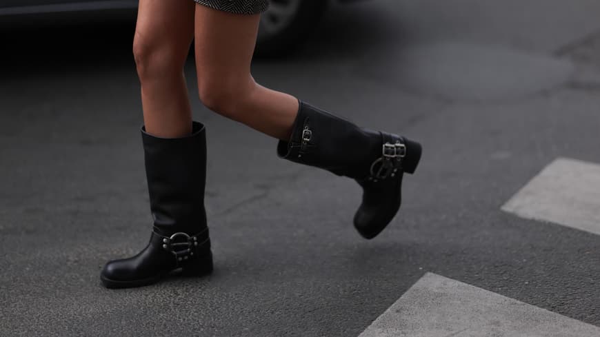 Frau mit flachen Biker Boots