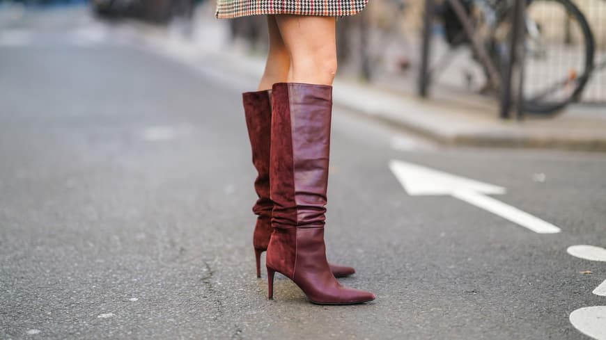 Frau mit roten Stiefel mit einer spitzen Leiste