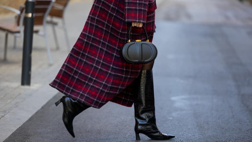 Frau mit stylischen Stiefeln
