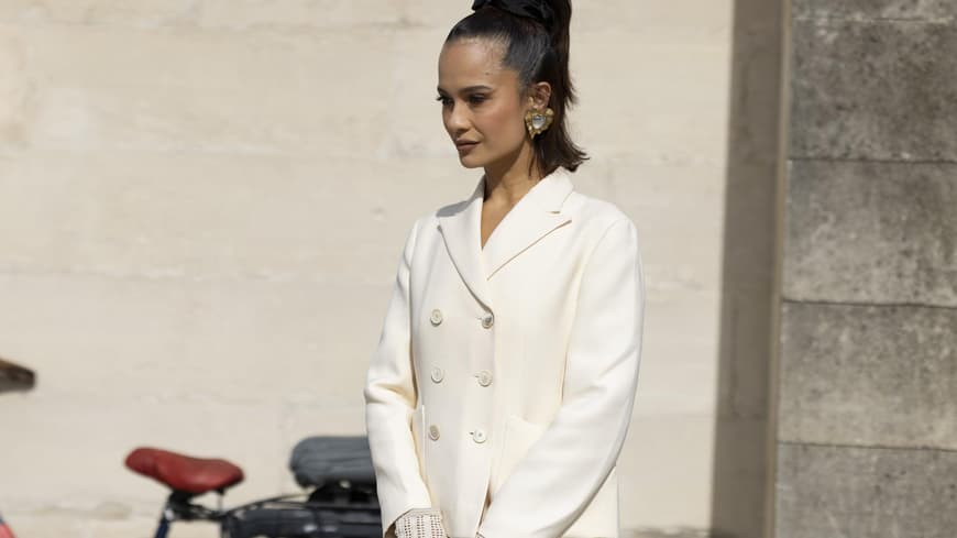 Frau auf Paris Fashion Week trägt cremefarbene Jacke