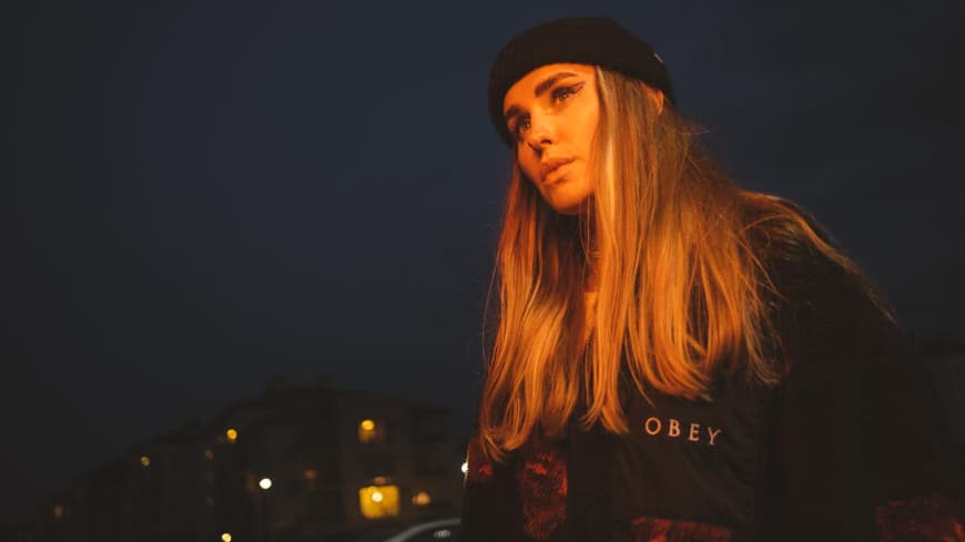 Frau mit  Mütze in der Nacht