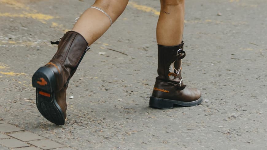 Frau trägt auf Londoner Fashion Week braunen Biker Boot