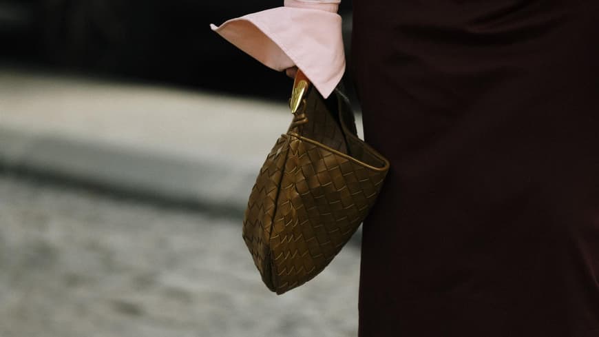 Frau trägt braune Tasche auf Paris Fashion Week Streetstyle
