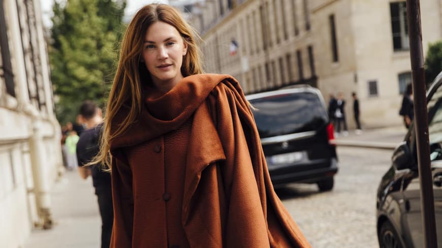 Frau trägt Strickset auf Paris Fashion Week in Orange Streetstyle