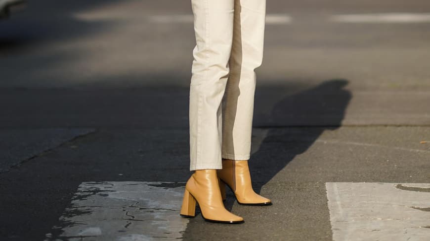 Frau trägt beige Boots