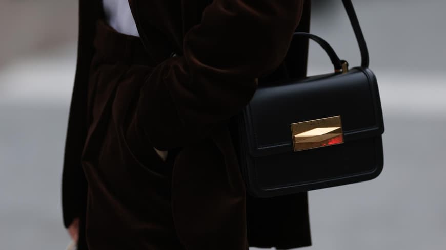 Frau trägt Tasche