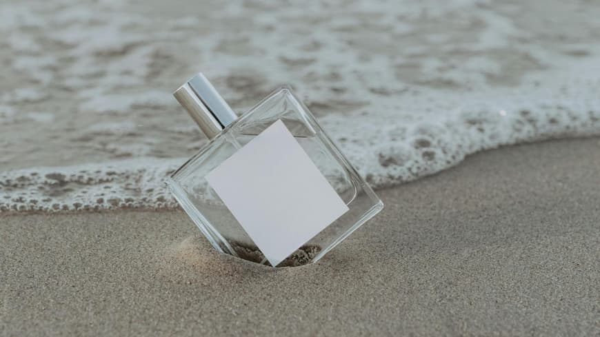Flacon im Sand am Strand