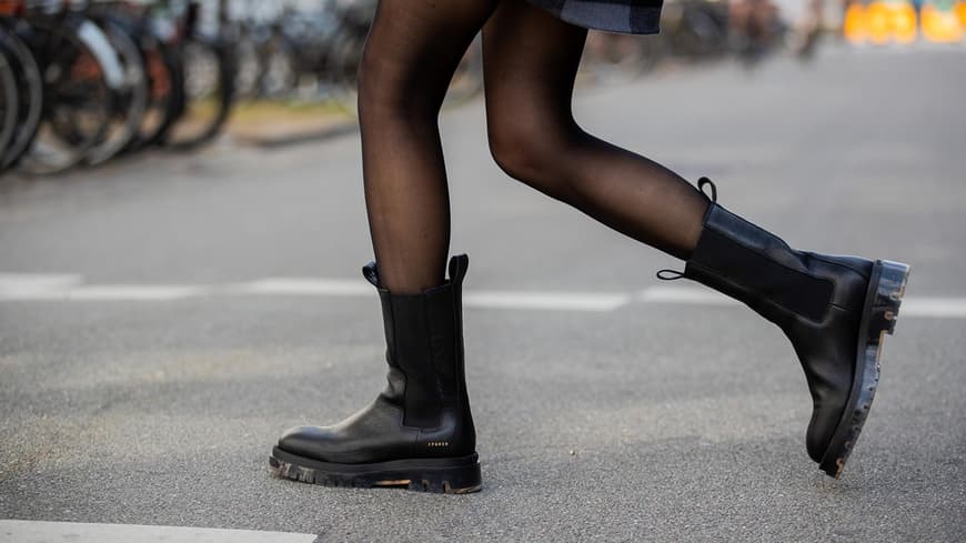 Frau in Chelsea Boots von Copenhagen Studios