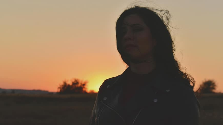 Frau vor einem Sonnenuntergang