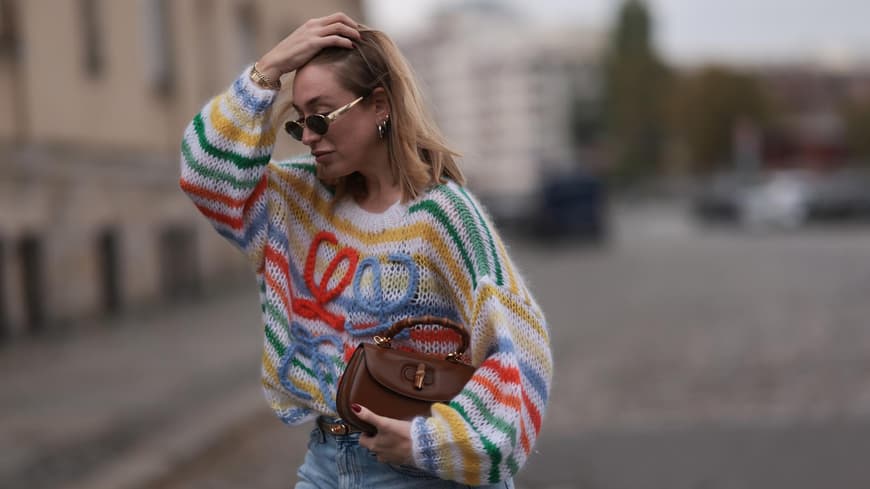 Frau mit buntem Strickpullover