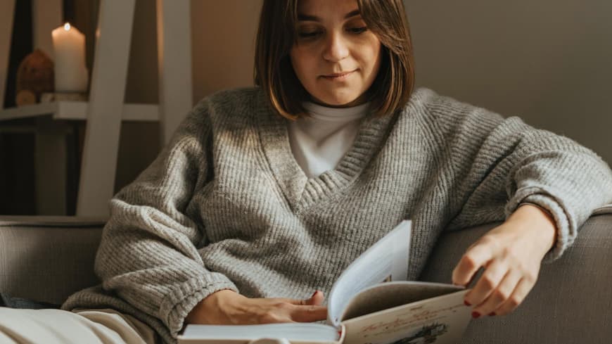 Frau liest Buch