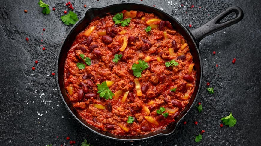 Chili sin Carne in einer schwarzen Pfanne