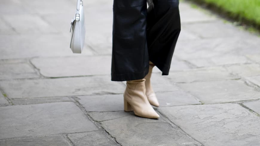 Frau in beigen Stiefeletten