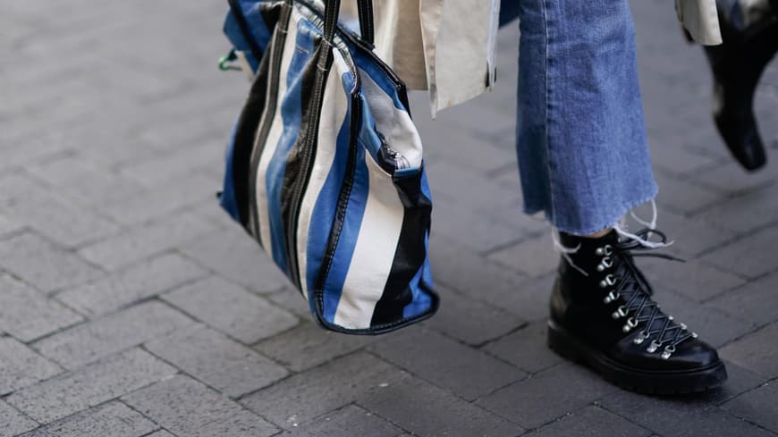 Frau in Biker Boots