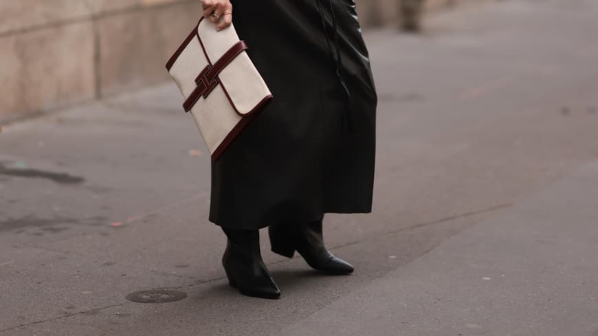 Frau in einem Maxikleid mit spitzen Boots