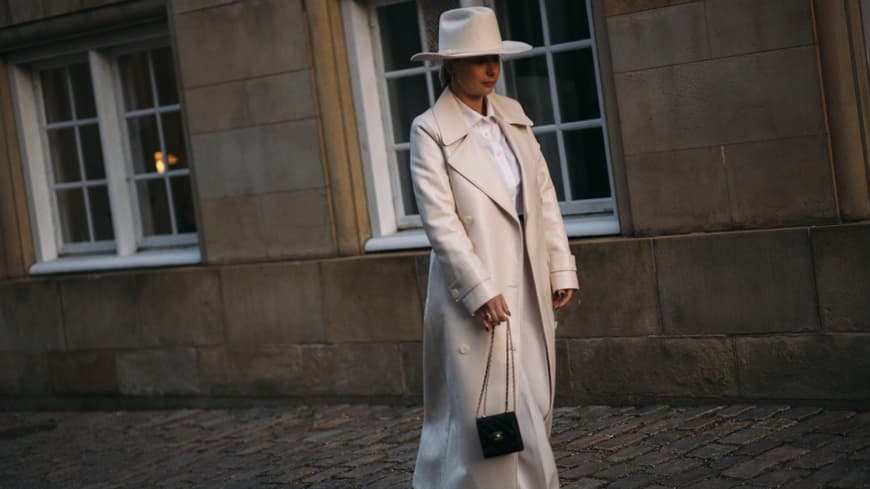 Frau auf Copenhagen Fashion Week trägt cremefarbenen Mantel Streetstyle