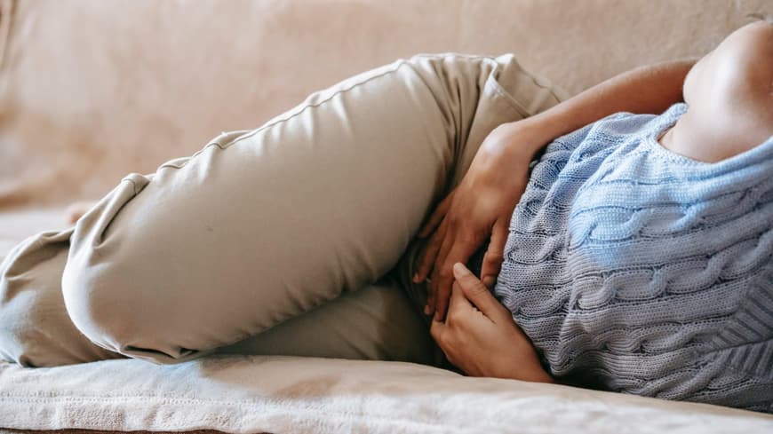 Einseitige Bauchschmerzen können sehr gefährlich sein.